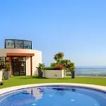 Luxury 2 Bedroom 3 Beds Sauna Gym Pools Jacuzzi *
