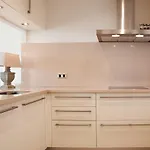 아파트 Luxury 2 Bedroom 3 Beds Sauna Gym Pools Jacuzzi *