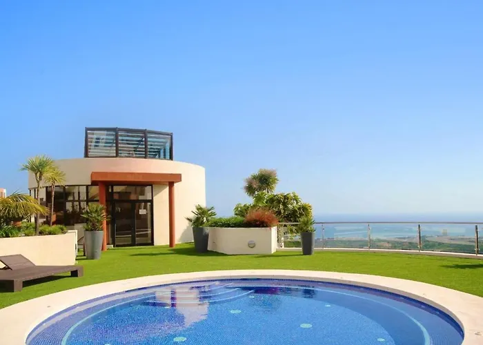 Luxury 2 Bedroom 3 Beds Sauna Gym Pools Jacuzzi *