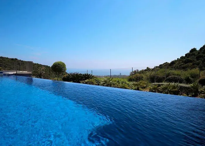 Luxury 2 Bedroom 3 Beds Sauna Gym Pools Jacuzzi *