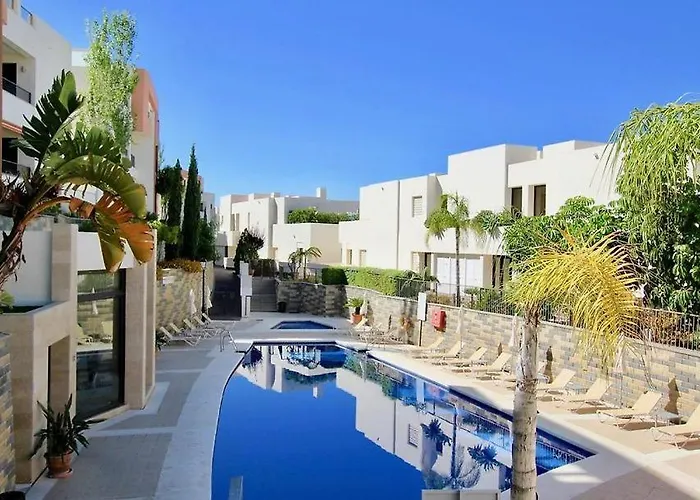 Luxury 2 Bedroom 3 Beds Sauna Gym Pools Jacuzzi *