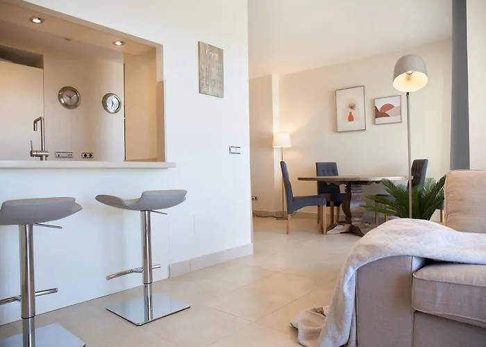 Luxury 2 Bedroom 3 Beds Sauna Gym Pools Jacuzzi * Μαρμπέλλα